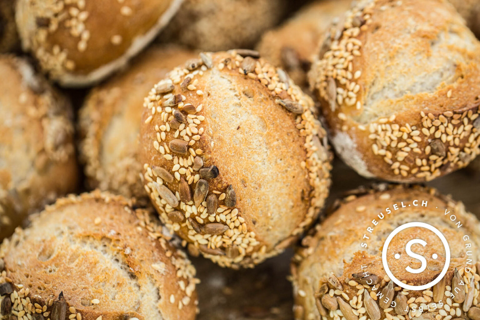 Roggenbrötchen mit Kernen – Rezept von Streusel