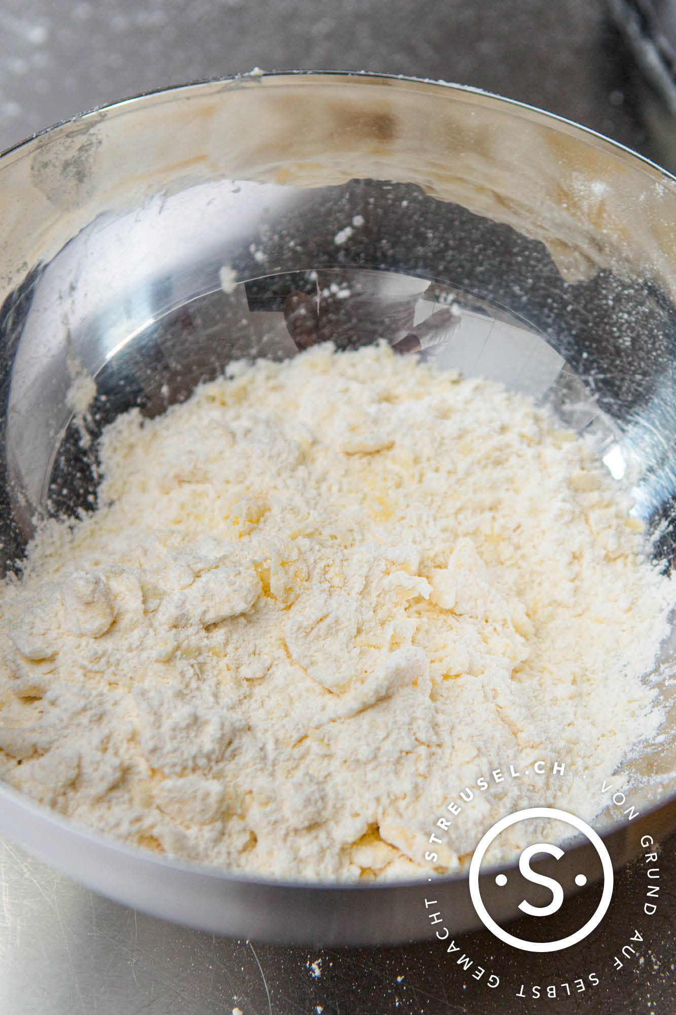 Geriebener Teig (für salzige Quiches und Wähen) – Rezept von Streusel