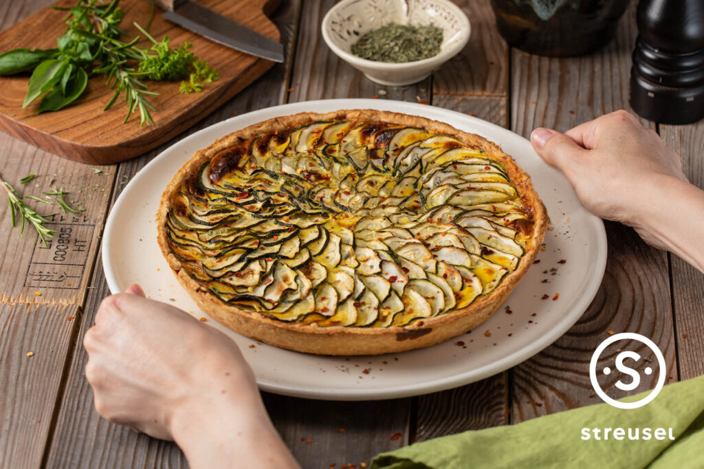 Rezept für selbst gemachte Zucchini-Quiche mit Kräutern.