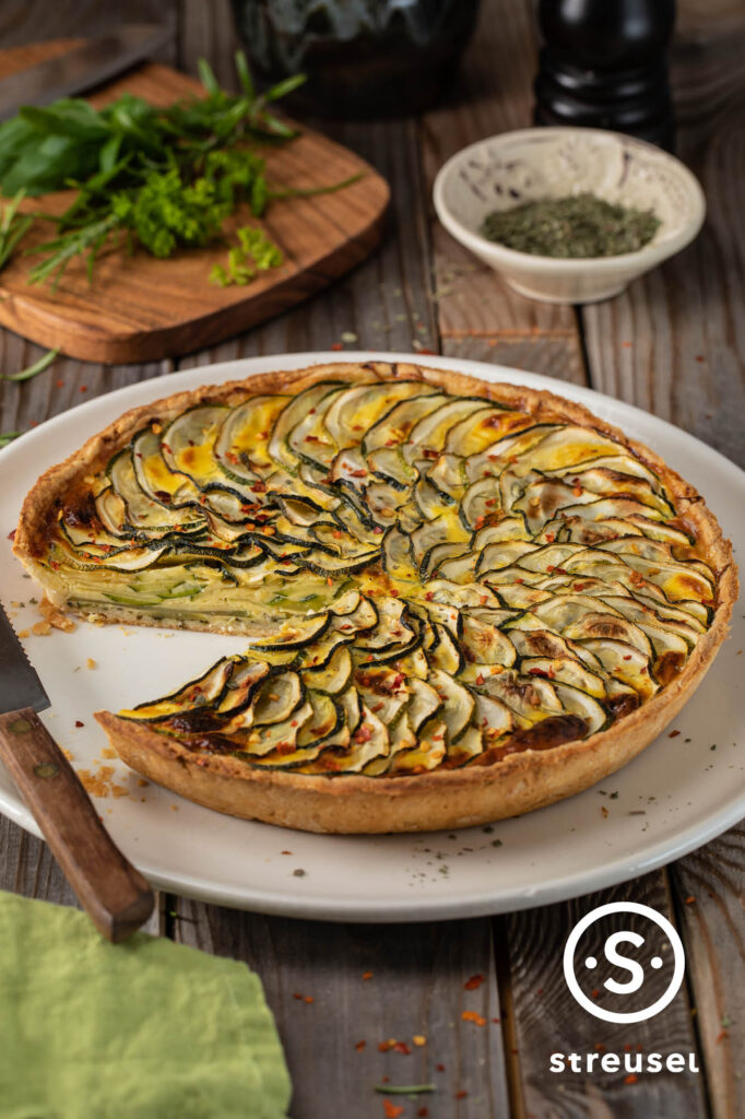 Rezept für selbst gemachte Zucchini-Quiche mit Kräutern.