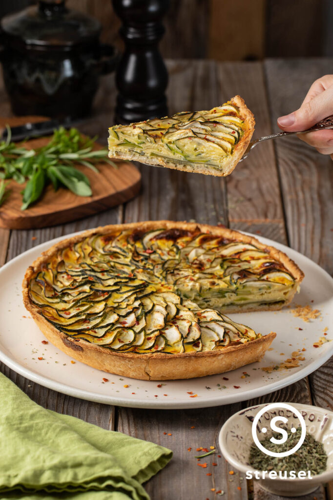 Rezept für selbst gemachte Zucchini-Quiche mit Kräutern.