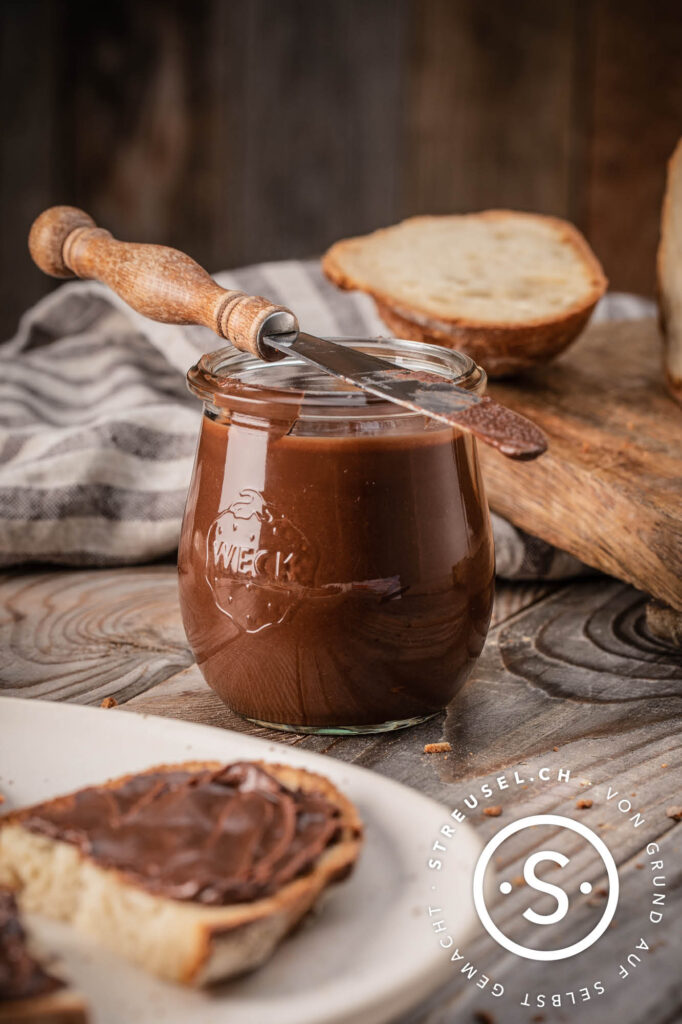 Rezept für selbst gemachtes Nutella – Schoko-Haselnuss-Aufstrich.