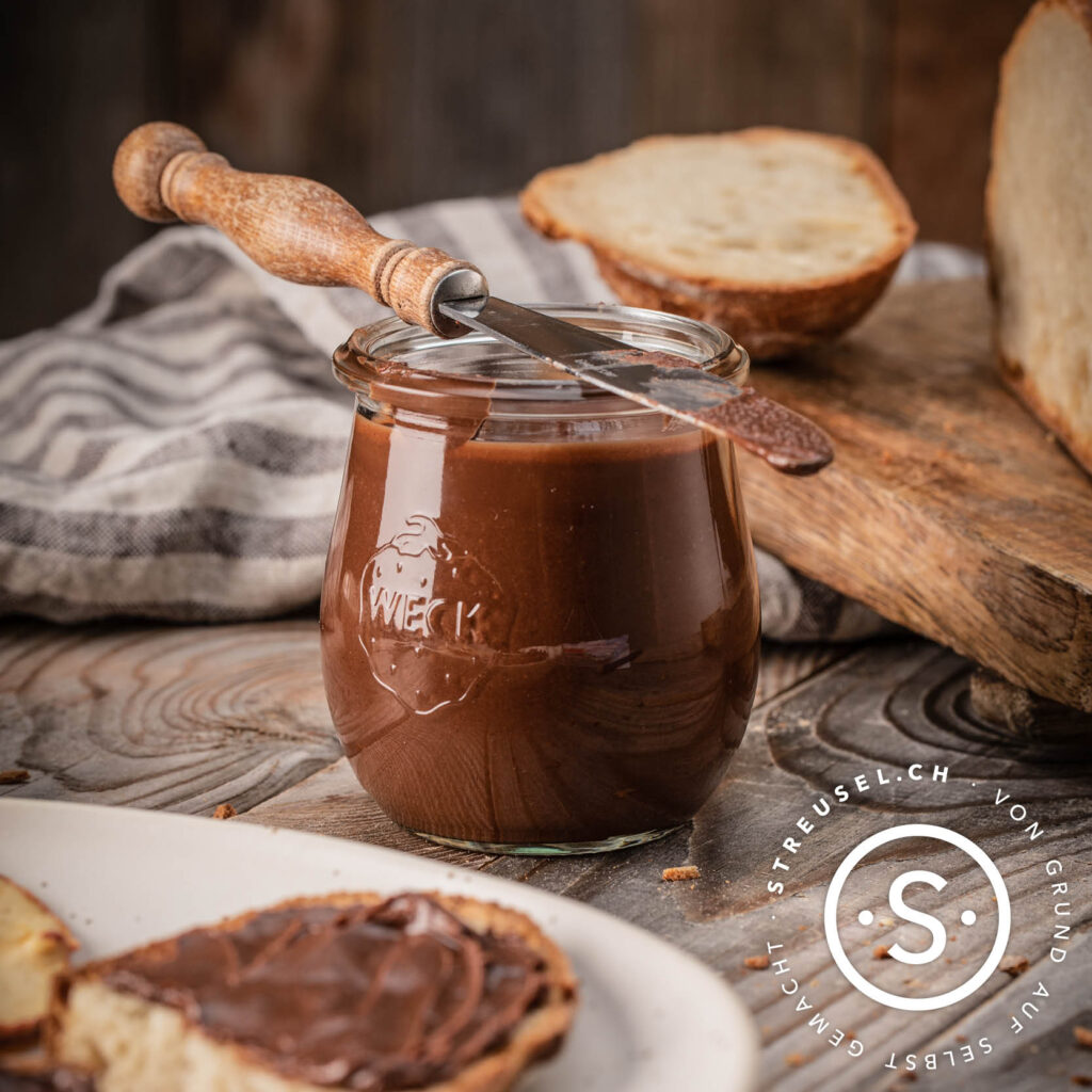 Rezept für selbst gemachtes Nutella – Schoko-Haselnuss-Aufstrich.