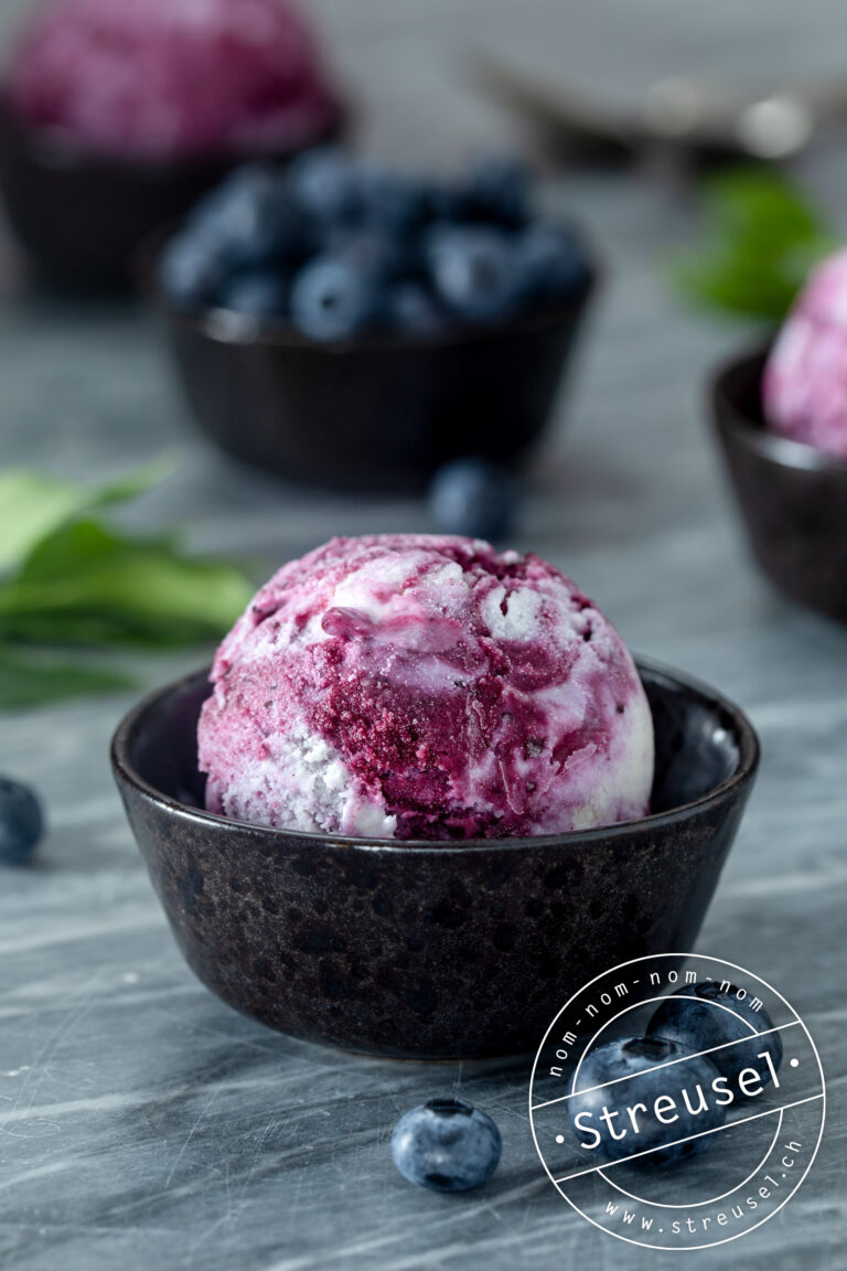 Marmoriertes Blaubeer-Eis – Rezept von Streusel Marmoriertes Blaubeer-Eis – Rezept von Streusel