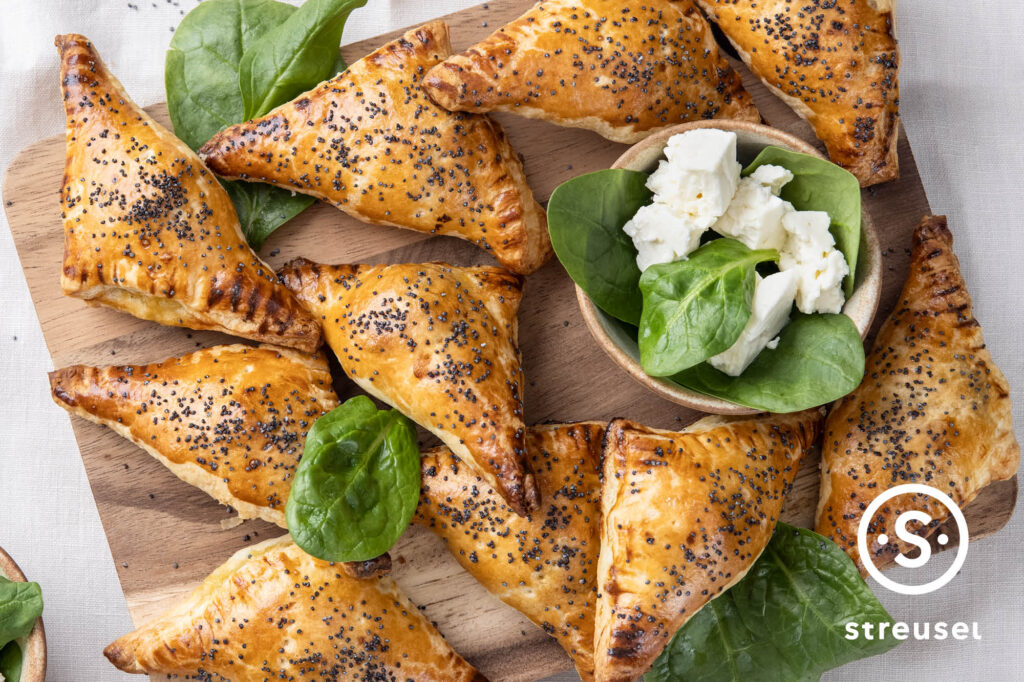 Rezept für selbst gemachte Spinat-Blätterteigecken mit Feta.