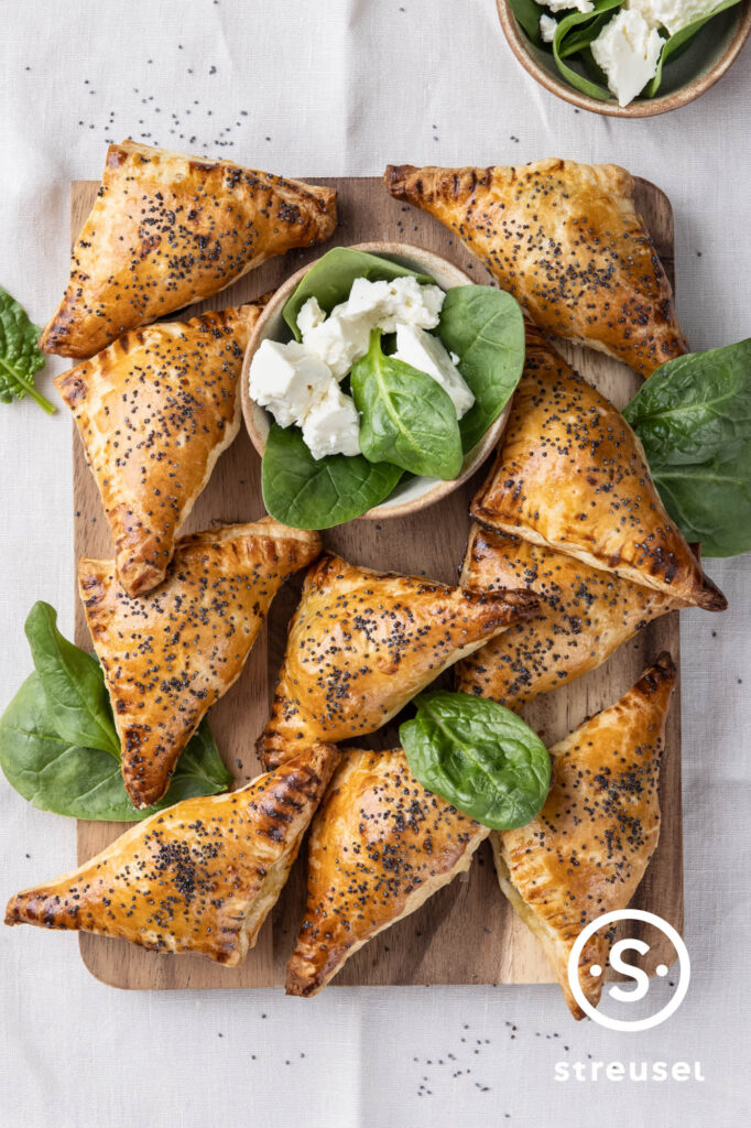 Rezept für selbst gemachte Spinat-Blätterteigecken mit Feta.