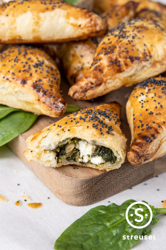 Rezept für selbst gemachte Spinat-Blätterteigecken mit Feta.
