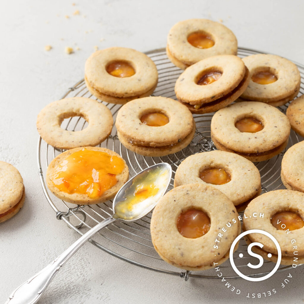 Rezept für selbst gemachte Nuss-Spitzbuben mit Orangenmarmelade.