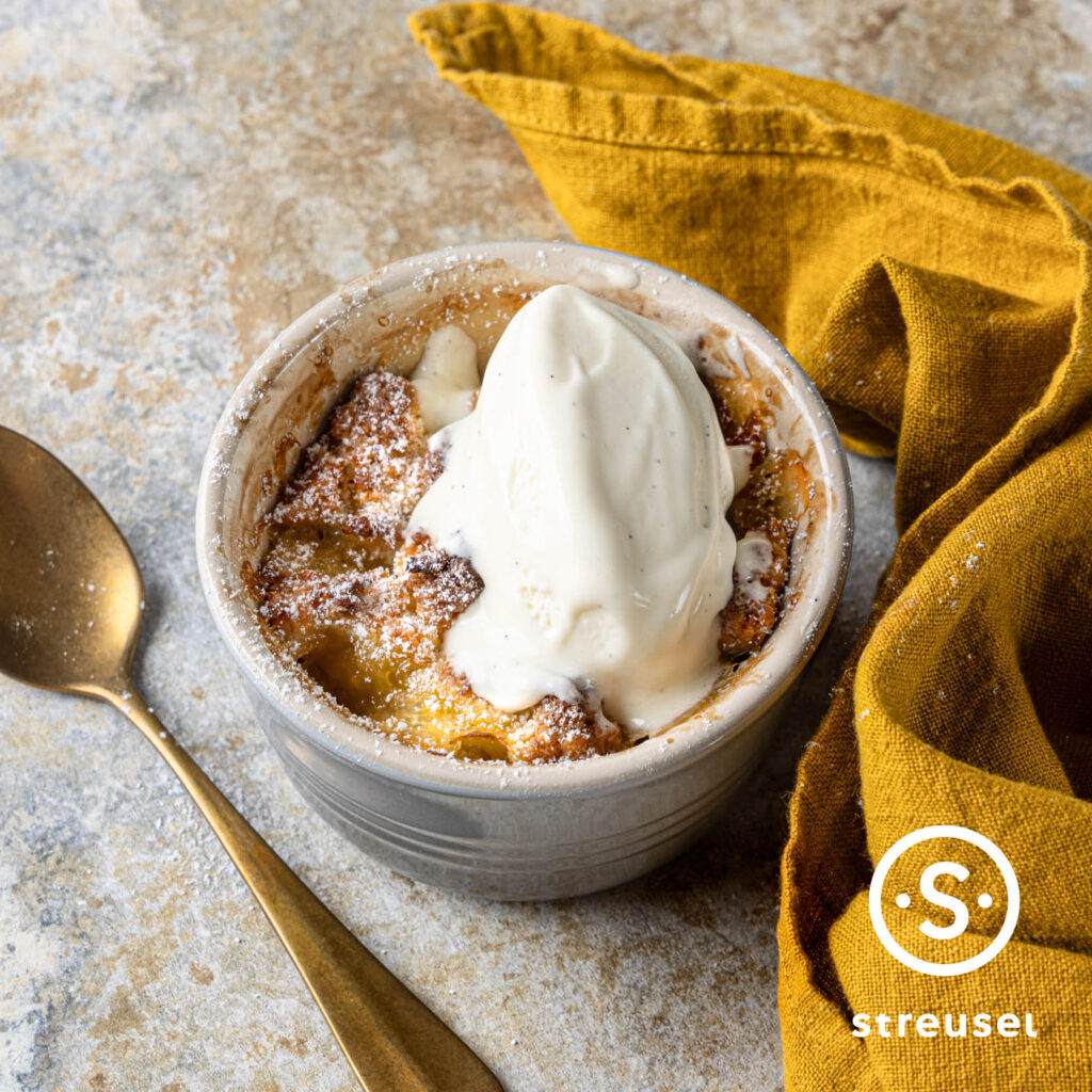 Rezept für selbst gemachten Mango Crumble mit Vanilleeis.