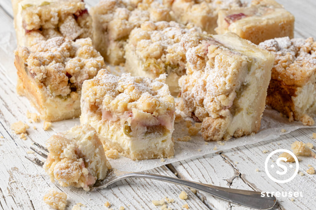 Rezept für selbst gemachte Rhabarber-Quark-Streuselschnitten.