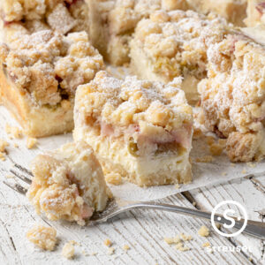 Rezept für selbst gemachte Rhabarber-Quark-Streuselschnitten.